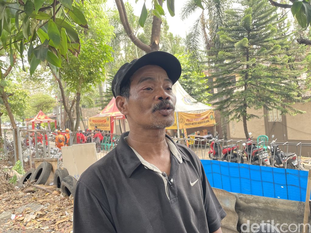 Warga sekitar Warteg 'Barokah' yang tak ikut gosong dilalap api kebakaran di Simprug Jaksel. (Silvia Ng/detikcom)