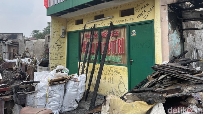 Warga sekitar Warteg Barokah yang tak ikut gosong dilalap api kebakaran di Simprug Jaksel. (Silvia Ng/detikcom)