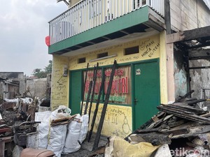 Runutan Cerita Warteg Simprug Tak Terbakar hingga Penuh Coretan Protes