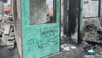 Di antaranya ada tulisan, Konten terus bosque bantu mah enggak.” Ada pula, Bagi duit yg dari Baim. Selain itu, coretan jelas berbunyi, Gausah bantu warga, yang penting listrik NYALA!. Tak hanya di tembok warteg, coretan juga ada di bangunan-bangunan sampingnya yang terbakar.