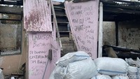 Aspirasi yang disuarakan via grafiti ini bernada mengajak publik untuk tak hanya menyoroti warteg ini, melainkan juga memperhatikan kondisi warga sekitar yang terdampak kebakaran hebat 21 Agustus lalu.