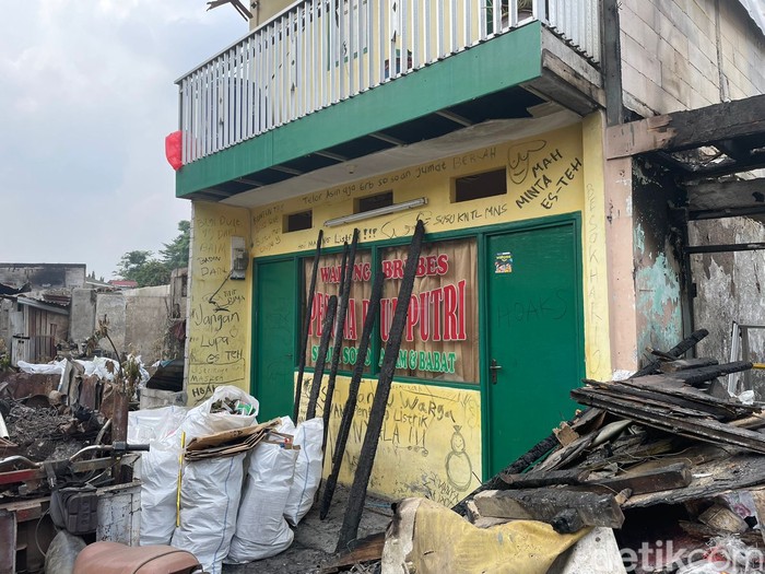 Warteg 'Barokah' di Simprug yang tak kena kebakaran seperti sekelilingnya, kini dindingnya penuh coretan, 27 Agustus 2022. (Silvia Ng/detikcom) Warteg 'Barokah' di Simprug yang tak kena kebakaran seperti sekelilingnya, kini dindingnya penuh coretan, 27 Agustus 2022. (Silvia Ng/detikcom)