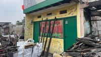 Warteg Barokah kini menjadi sasaran vandalisme. Pelbagai coretan bernada protes terlihat memenuhi tembok dan dinding warteg. Tampak belasan coretan yang memenuhi dinding warteg tersebut. Salah satunya kritik terhadap pemilik warteg dan selebritis yang membuat konten media sosial. (Silvia Ng/detikcom)