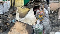 Pantauan detikcom di lokasi, Sabtu (27/8/2022), pukul 9.40 WIB, terlihat belasan coretan yang memenuhi dinding warteg tersebut. Salah satunya kritik terhadap pemilik warteg dan perkara konten media sosial.