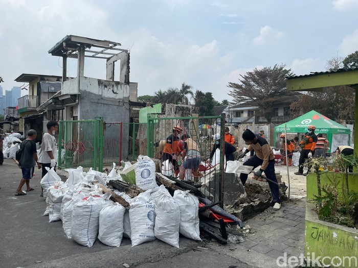 Warteg 'Barokah' di Simprug yang tak kena kebakaran seperti sekelilingnya, kini dindingnya penuh coretan, 27 Agustus 2022. (Silvia Ng/detikcom)