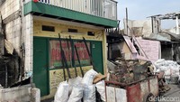 Penyebab vandalisme ini karena warga kesal usai viral konten yang menyebut pemilik sering bersedekah. Ya karena kesal gitu, namanya melampiaskan kekesalannya gitu, daripada dipendam, ungkap Ketua RW 08 Bambang di Jl Simprug Golf II, Kebayoran Lama, Jakarta Selatan, kepada wartawan, Sabtu (27/8/2022). (Silvia Ng/detikcom)