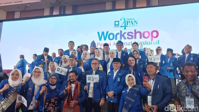 Zulhas membuka rakernas III PAN tahun 2022 di The Ritz Calton, Senayan.