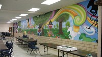 Di M.H. Moore Elementary, kantinnya dibuat lebih berwarna. Selain meja panjang, dinding kantin digambar berwarna untuk menimbulkan suasana seru ketika sedang istirahat. Foto: boredteachers.com