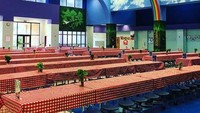 Kantin sekolah di Burke County kali ini memiliki area yang sangat luas. Mejanya memanjang dan dihias dengan taplak bermotif kotak-kotak merah. Seperti mau piknik saja ya?Foto: boredteachers.com