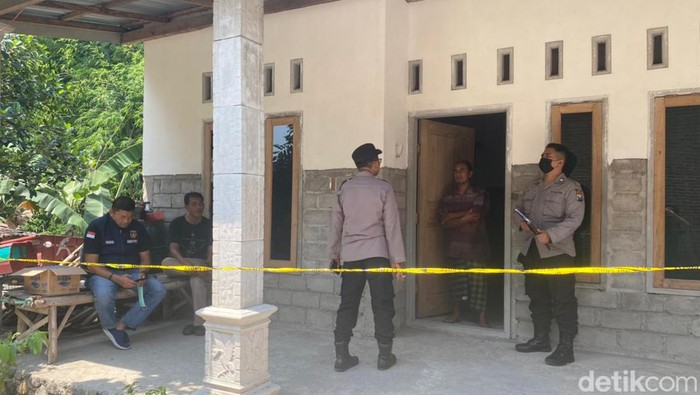 Balita tewas di Pale, Kediri ditemukan dalam keadaan berlumuran darah di bagian kepala. Tak hanya itu, di samping kepala korban juga terdapat sebuah palu.