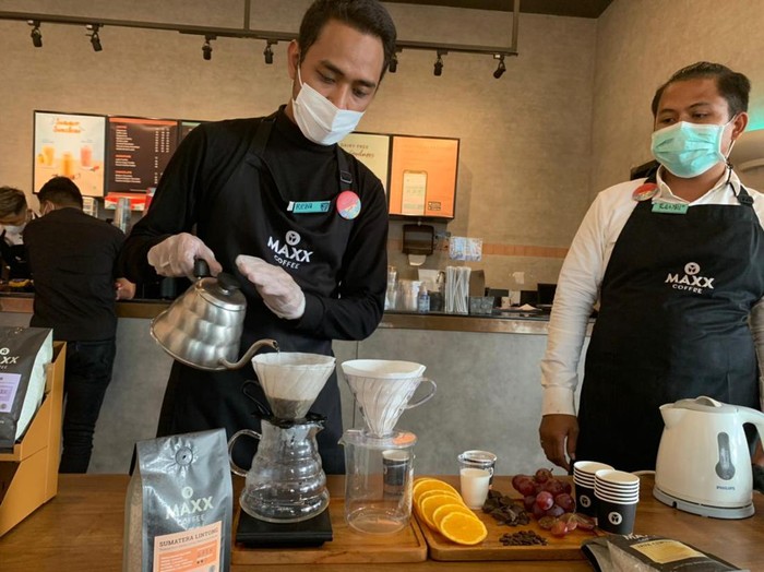 Barista saat demonstrasi pembuatan V60