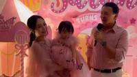 Basuki Tjahaja Purnama dan Puput Nastiti kompak menggunakan pakaian berwarna pink di ulang tahun pertama, Sarah Eliana. Foto: dok. Instagram