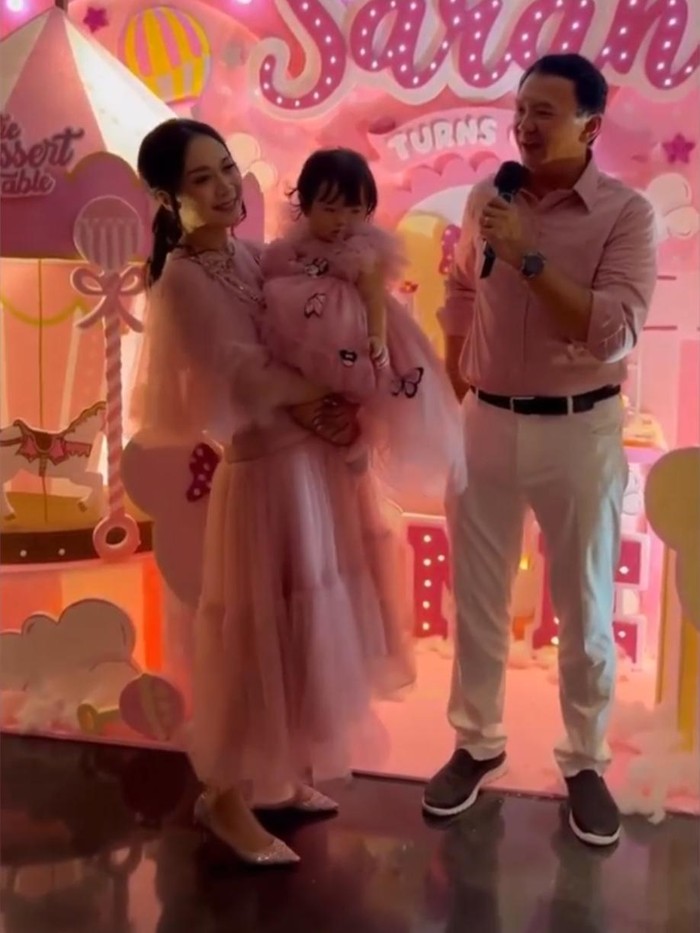 Basuki Tjahaja Purnama Ultah pertama Sarah, anak Ahok dan Puput.