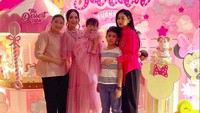Bunga Zainal terlihat menjadi salah satu tamu yang datang. Bunga juga terlihat memuji kecantikan Puput Nastiti. Foto: dok. Instagram