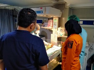 Pilu Bayi 2 Hari Kedinginan Dibuang Ibu Hanya Ditutup Keset di Talang Air