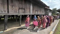Pada festival tersebut para perempuan berjalan melalui jalur wisata budaya Seberang Kota Jambi sambil mengenakan tudung lingkup.