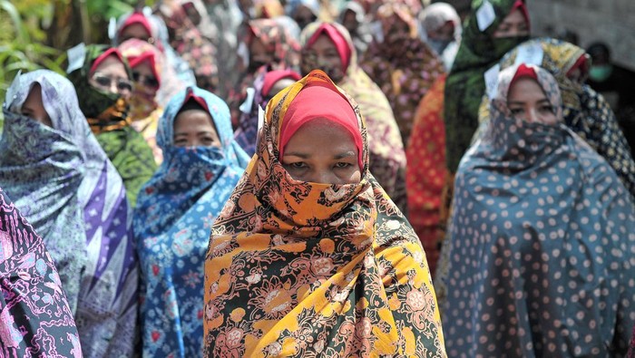 Begini Lho.. Tradisi Festival Tudung Lingkup di Jambi Peserta pawai berjalan sambil mengenakan tutup kepala tradisional perempuan Melayu Seberang Kota Jambi pada Festival Tudung Lingkup di Kampung Tengah, Pelayangan, Jambi, Minggu (28/8/2022). Festival yang diikuti ratusan peserta perempuan dengan berjalan melalui jalur wisata budaya Seberang Kota Jambi sambil mengenakan tudung lingkup itu digelar dalam rangkaian Kenduri Swarnabhumi 2022 di daerah itu. ANTARA FOTO/Wahdi Septiawan/foc.