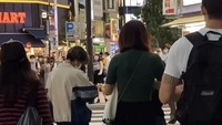 Rekaman video memperlihatkan keadaan jalan umum yang dipenuhi oleh para pekerja baru pulang. Ada seorang wanita di seberang jalan sedang meluapkan kestresannya.