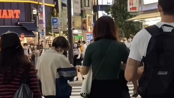 Pemandangan ini udah biasa terlihat di jalan umum di Jepang, melihat orang stres akibat kelelahan bekerja. Namun, Orang-orang yang ada di sana sama sekali tidak melihat ke arah wanita itu. Mereka cuek dan lebih memilih untuk sibuk dengan urusan masing-masing.