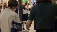 Rekaman video memperlihatkan keadaan jalan umum yang dipenuhi oleh para pekerja baru pulang. Ada seorang wanita di seberang jalan sedang meluapkan kestresannya.