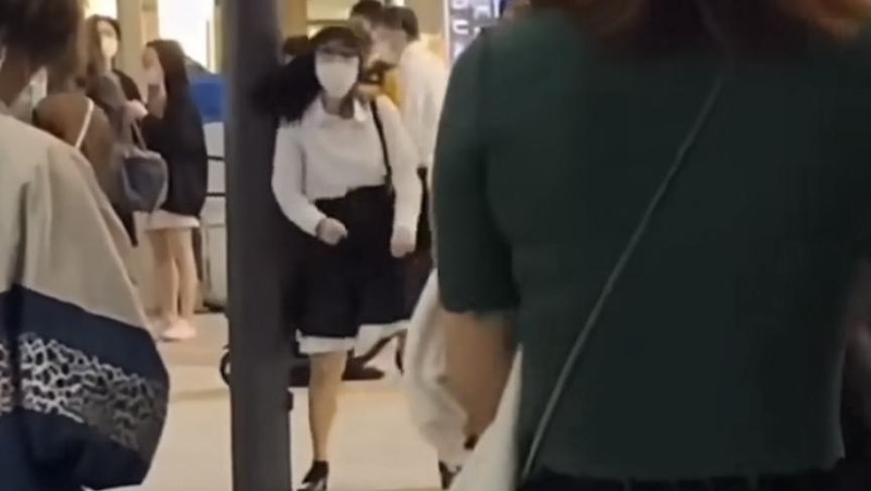 Rekaman video memperlihatkan keadaan jalan umum yang dipenuhi oleh para pekerja baru pulang. Ada seorang wanita di seberang jalan sedang meluapkan kestresannya.