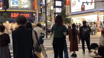 Keadaan jalan umum yang dipenuhi oleh para pekerja yang baru pulang kerja. Ada seorang wanita yang berada di sebrang jalan yang sedang meluapkan kesetresannya.