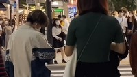 Rekaman video memperlihatkan keadaan jalan umum yang dipenuhi oleh para pekerja baru pulang. Ada seorang wanita di seberang jalan sedang meluapkan kestresannya.
