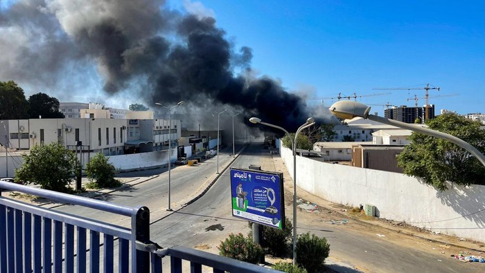 Fighters loyal to the head of Libya's Government of National Unity (GNU) and Prime Minister Abdulhamid al-Dbeibah, gather in the street amid clashes in Tripoli, Libya August 27, 2022. REUTERS/Stringer