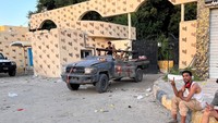 Pemerintah Dbeibah, yang ditetapkan sebagai bagian dari proses perdamaian yang dipimpin PBB setelah putaran kekerasan sebelumnya, ditantang oleh pemerintah saingan yang dipimpin oleh mantan menteri dalam negeri Fathi Bashagha.