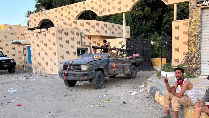 Fighters loyal to the head of Libya's Government of National Unity (GNU) and Prime Minister Abdulhamid al-Dbeibah, gather in the street amid clashes in Tripoli, Libya August 27, 2022. REUTERS/Stringer
