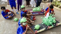 Warga pun antusias dengan memakai kostum bertema COVID-19.
