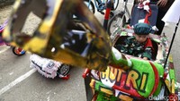 Seorang anak mengubah sepedanya menjadi tank tempur.