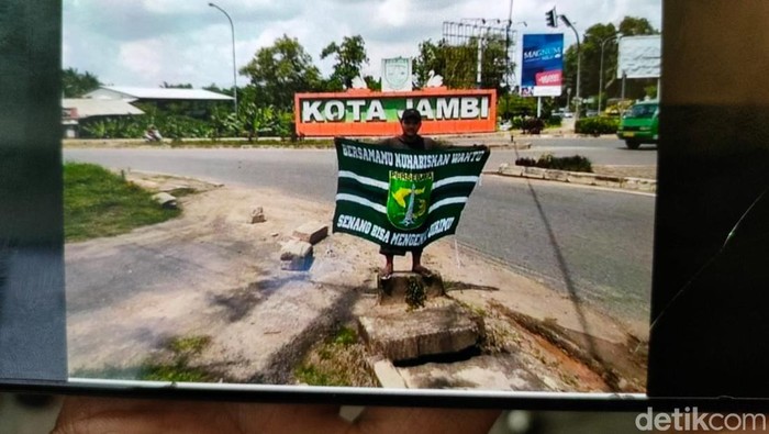 Bonek tewas jatuh dari truk di sragen