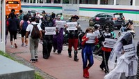 Tak hanya itu, mereka juga mengajak para cosplayer untuk bersatu tetap berekspresi dan menjunjung etika dan norma-norma sosial di masyarakat. Di Jepang sendiri negara asal pegiat Cosplay, para peserta permainan kostum ini bisa dijumpai dalam acara yang diadakan perkumpulan sesama penggemar (dōjin circle), seperti Comic Market, atau menghadiri konser dari grup musik yang bergenre visual kei. 