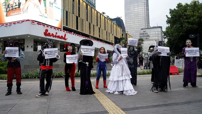 Bukan Ngamen, Pegiat Cosplay Ini Beraksi di Jalanan Ibu Kota Cosplayer dari berbagai kalangan menyuarakan isi hatinya dengan berekspresi di tengah jalanan Ibu Kota. Seperti apa aksinya? Intip yuksβ¦