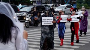 Bukan Ngamen, Pegiat Cosplay Ini Beraksi di Jalanan Ibu Kota
