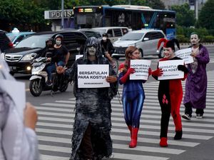 Bukan Ngamen, Pegiat Cosplay Ini Beraksi di Jalanan Ibu Kota