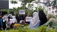 Mereka berharap dapat menemukan tempat untuk berekspresi, berteriak sambil menari. Para pelaku cosplay (permainan kostum) biasa disebut pemain kostum atau biasa disebut cosplayer ini menyuarakan suara hatinya.