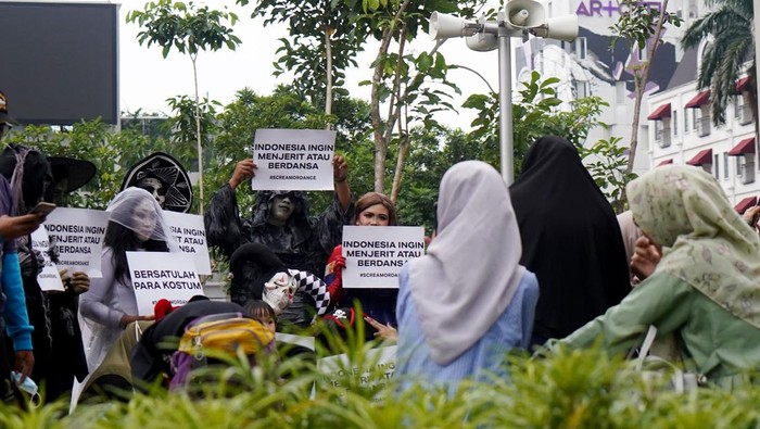 Cosplayer dari berbagai kalangan menyuarakan isi hatinya dengan berekspresi di tengah jalanan Ibu Kota. Seperti apa aksinya? Intip yuks…