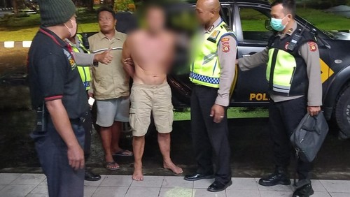 Pihak kepolisian dari Polsek Ubud saat mengamankan WN Rusia Alexsei T