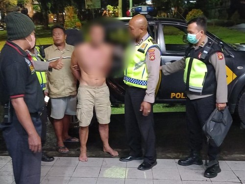 Pihak kepolisian dari Polsek Ubud saat mengamankan WN Rusia Alexsei T