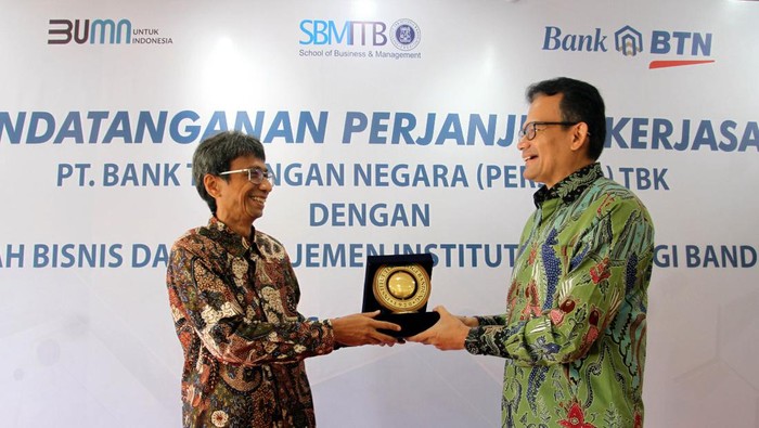 Cetak Developer Muda Penuhi Kebutuhan Rumah Direktur Finance Bank BTN Nofry Rony Poetra bersama Wakil Rektor Bidang Akademik dan Kemahasiswaan Institut Teknologi Bandung (ITB) yang juga PLT Dekan Sekolah Bisnis dan Manajemen (SBM) ITB Jaka Sembiring menandatangani Perjanjian Kerjasama antara Bank BTN dan SBM-ITB didampingi Head of Investor Relation and Research Division BTN Winang Budoyo dan Ketua Kelompok Keahlian Risiko Bisnis dan Keuangan SBM-ITB Sudarso Kaderi Wiryono di Bandung, Jumat (26/8). Bank BTN kembali menjalin kerjasama dengan SBM-ITB meliputi Program Pelatihan dan Pendidikan di bidang properti yakni pelatihan Mini MBA in Property sehingga dapat bersama-sama memberikan kontribusi dalam mencetak calon developer baru di bidang pengembang perumahan.