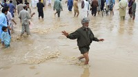 Para pejabat setempat mengatakan banjir tahun ini sebanding dengan banjir tahun 2010, yang tercatat sebagai yang terburuk ketika sedikitnya 2.000 orang tewas dan nyaris seperlima wilayah Pakistan terendam banjir.
