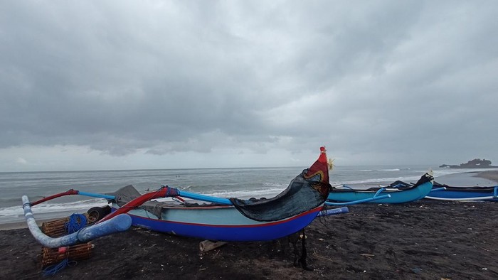 Deretan jukung atau perahu nelayan yang diparkir di pinggir Pantai Yeh Gangga, Desa Sudimara, Kecamatan Tabanan pada Minggu (28/8/2022).