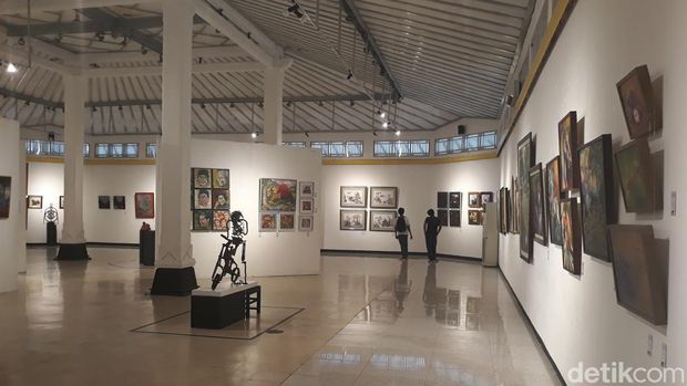 Dua karya ilustrator detikcom, Edi Wahyono, ditampilkan dalam pameran seni rupa GoART bertajuk 'Kadonesia' di Taman Budaya Jawa Tengah (TBJT), Solo, pada 25-30 Agustus 2022.