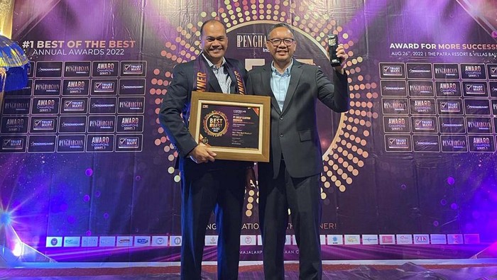 EVCuzz Raih Best Annual Award 2022 Ajang Best Of The Best Annual Award 2022 digelar di Bali, Jumat (26/8/2022) lalu. PT. Exelly Elektrik Indonesia (EVCuzz) turut meraih penghargaan ini.