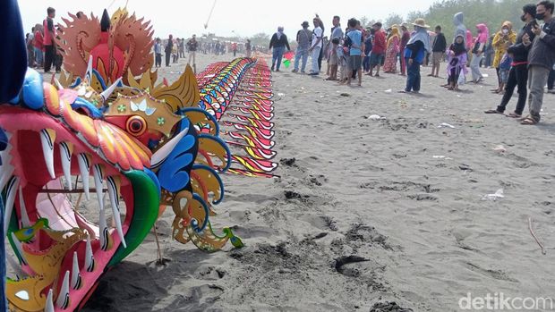 Festival layang-layang di Purworejo, Minggu (28/8/2022).