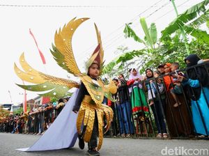 Melihat Kemeriahan Gintangan Bamboo Festival Banyuwangi