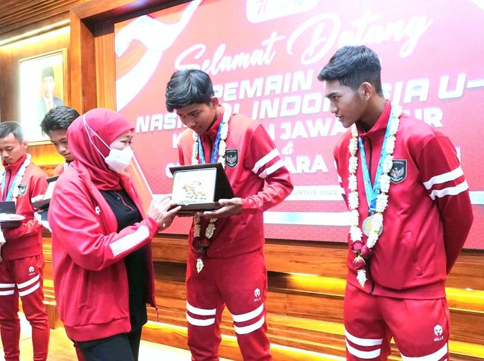 Gubernur Khofifah Apresiasi Para Jawara Piala AFF U-16 Asal Jatim, Ini Pesannya