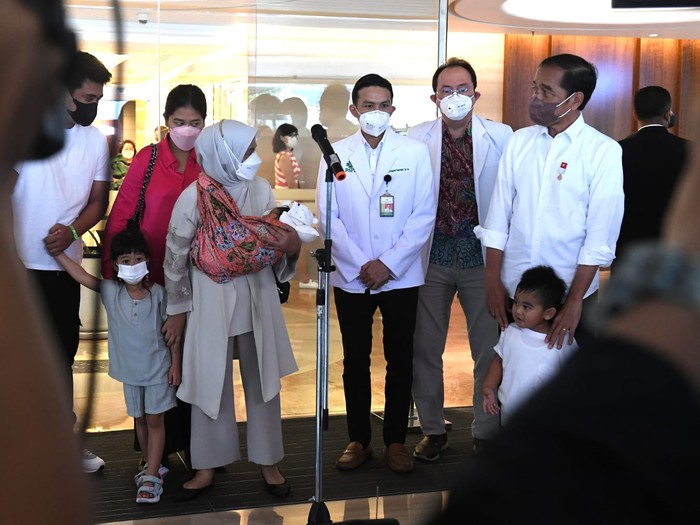 Jokowi dan Iriana serta keluarga saat mendampingi Kahiyang usai melahirkan Panembahan Al Saud (Kris - Biro Pers Sekretariat Presiden)
